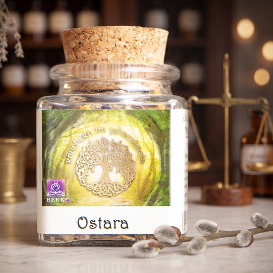 Frühlings-Äquinox – Ostara, Jahreskreisfeste-Räuchermischung von Berk, 50 ml im Korkglas: Korkglas auf der Marmortheke einer alten Apotheke am Abend, daneben zwei Weidenkätzchenzweige – Spirit of Gaia