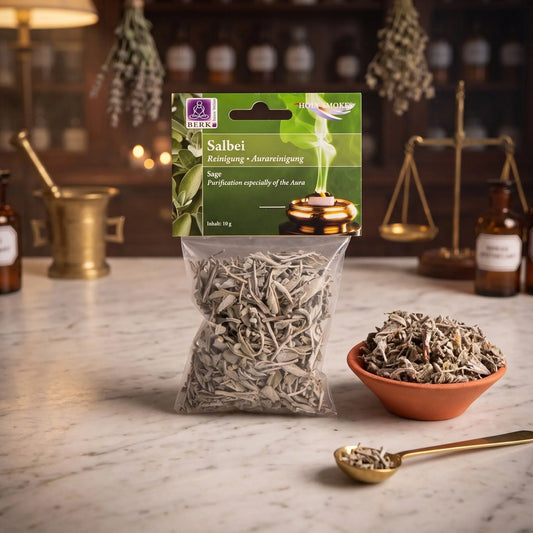 Salbeiblätter, sortenreines Räucherwerk von Berk, 10 g: Packung auf der Marmortheke einer alten Apotheke am Abend, daneben eine Terracottaschale mit losen Salbeiblättern und ein Messinglöffel – Spirit of Gaia