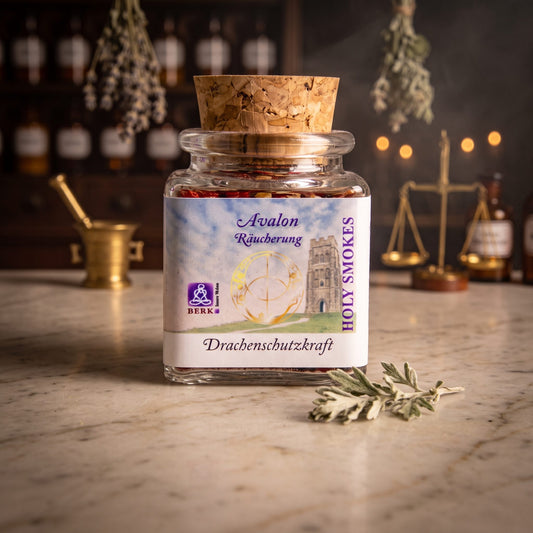 Drachenschutzkraft, Avalon-Räuchermischung von Berk, 50 ml im Korkglas: Korkglas auf der Marmortheke einer alten Apotheke am Abend, daneben ein getrockneter Beifußzweig – Spirit of Gaia
