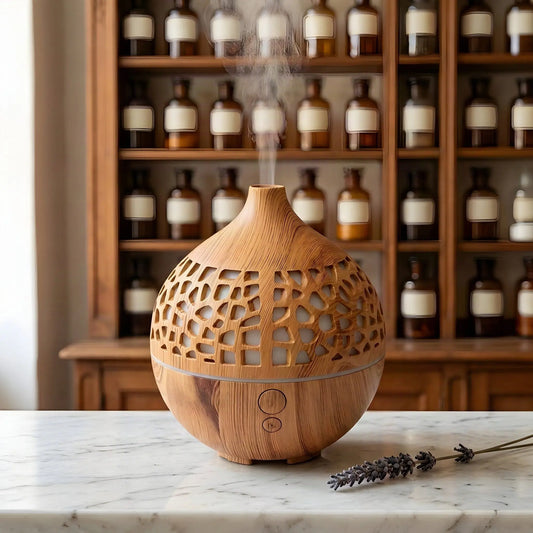 Aroma Diffuser Deco Round in heller Holzoptik mit feinem Nebel auf Marmortheke vor Apothekerschrank – Spirit of Gaia