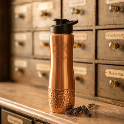 Kupfertrinkflasche Baum des Lebens mit getrocknetem Lavendel im Apothekerstil