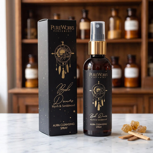 Aura-Spray Boho Dreams (Myrrhe & Sandelholz) von Pure Works: Sprühflasche mit Goldkragen und schwarze Schachtel auf Marmortheke vor Apothekerschrank – Spirit of Gaia