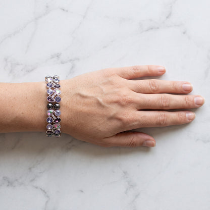 Das Kristallarmband Lavendelglitzer am Handgelenk, Blick von oben auf den Handrücken
