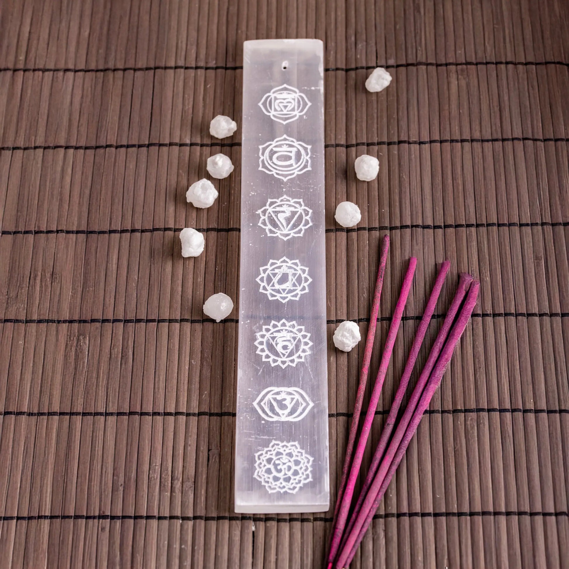 Selenit Stäbchenhalter mit Chakras Spirit of Gaia