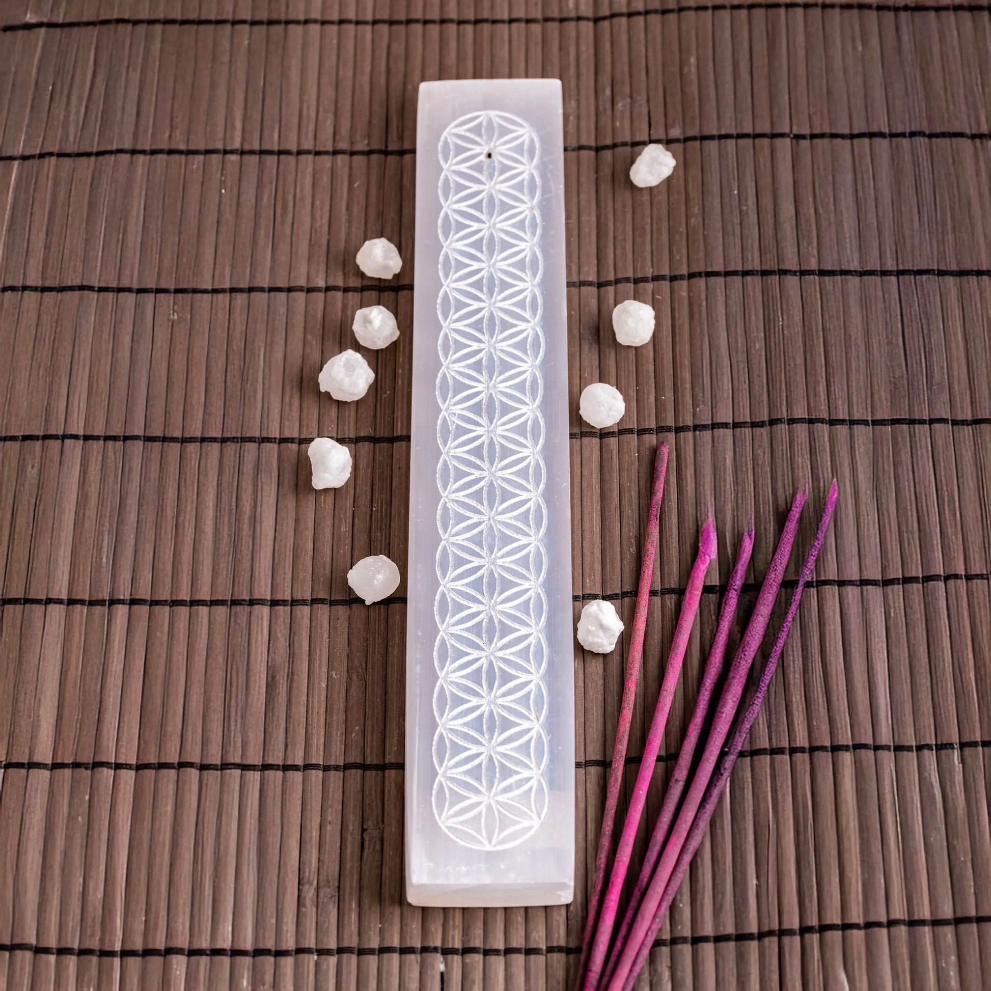 Selenit-Räucherstäbchenhalter „Blume des Lebens“ Spirit of Gaia