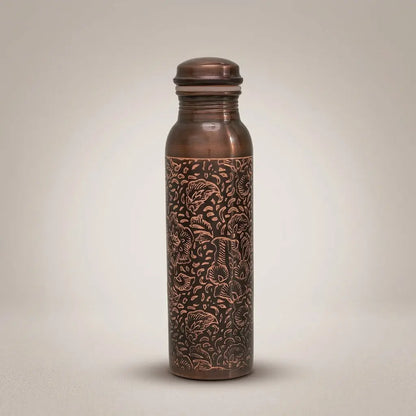Antike Kupfer-Trinkflasche mit Blumenmuster freigestellt auf hellem Hintergrund mit Schatten