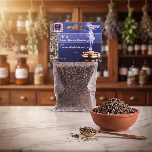 Tulsi (Heiliges Basilikum), sortenreines Räucherwerk von Berk, 10 g: Packung auf der Marmortheke einer alten Apotheke am Abend, daneben eine Terracottaschale mit getrocknetem Tulsi und ein Messinglöffel – Spirit of Gaia