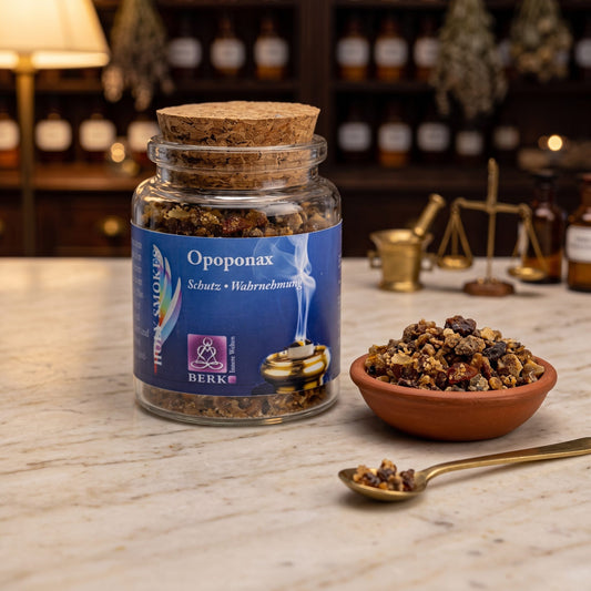 Opoponax, reines Räucherharz von Berk, 60 ml im Korkglas: Korkglas auf der Marmortheke einer alten Apotheke am Abend, daneben eine Terracottaschale mit dunkelbraunen Opoponaxbrocken und ein Messinglöffel – Spirit of Gaia