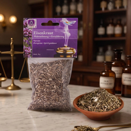Eisenkraut, sortenreines Räucherwerk von Berk, 20 g: Packung auf der Marmortheke einer alten Apotheke am Abend, daneben eine Terracottaschale mit geschnittenem Eisenkraut und ein Messinglöffel – Spirit of Gaia