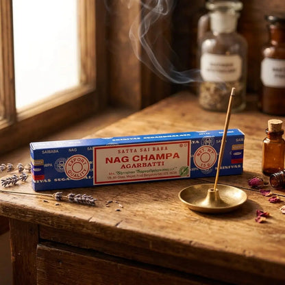 Satya Nag Champa Räucherstäbchen – mit Messing-Halter und Räucherrauch auf warmem Holz