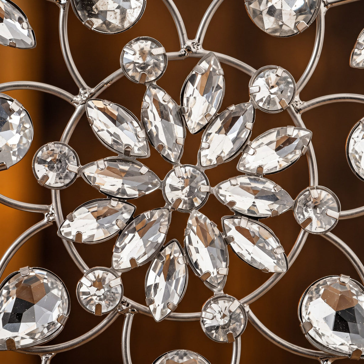 Nahaufnahme des Kristallmandalas: Rosette aus schmalen Glassteinen, darum runde Steine auf Kreisbögen