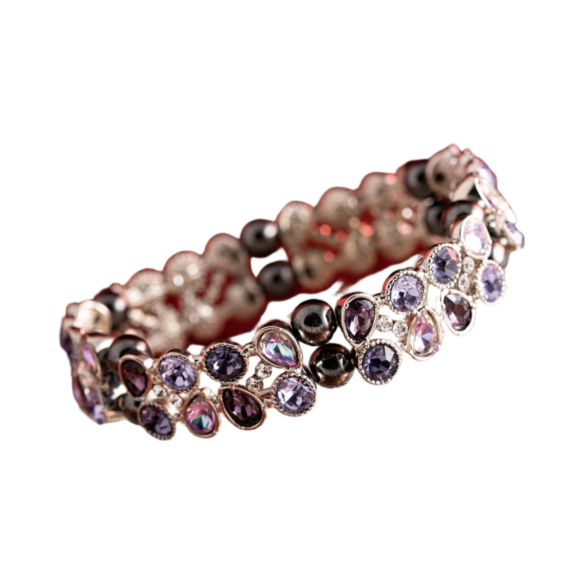 Kristallarmband Lavendelglitzer von Berk mit violetten und lila Kristallen, klaren Steinchen und dunklen Hämatitkugeln, freigestellt auf weißem Grund