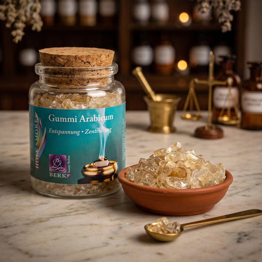 Gummi Arabicum, reines Räucherharz von Berk, 60 ml im Korkglas: Packung auf der Marmortheke einer alten Apotheke am Abend, daneben eine Terracottaschale mit hellen, glasklaren Gummi-Arabicum-Stücken und ein Messinglöffel – Spirit of Gaia