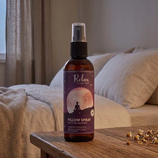 Kissenspray Relax auf dem Nachttisch im Schlafzimmer am Abend, dahinter Bett mit Leinenkissen