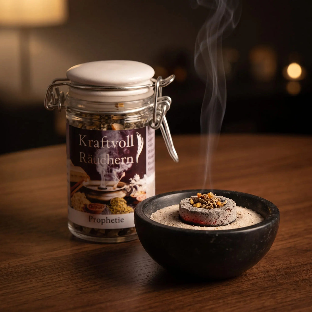 Prophetie, Räuchermischung der Reihe Kraftvoll Räuchern von Berk, 60 ml im Bügelglas: eine Prise der Mischung glimmt auf der Räucherkohle, dahinter das Bügelglas, feiner Rauch steigt auf einer dunklen Holzplatte am Abend auf – Spirit of Gaia