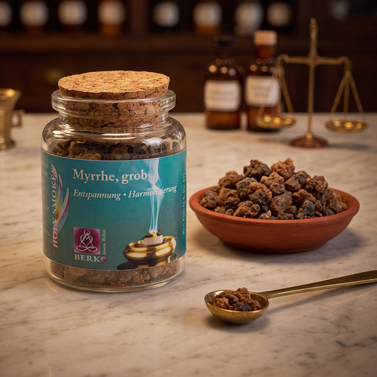 Myrrhe grob, reines Räucherharz von Berk, 60 ml im Korkglas: Korkglas auf der Marmortheke einer alten Apotheke am Abend, daneben eine Terracottaschale mit rotbraunen Myrrhebrocken und ein Messinglöffel – Spirit of Gaia