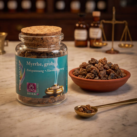 Myrrhe grob, reines Räucherharz von Berk, 60 ml im Korkglas: Korkglas auf der Marmortheke einer alten Apotheke am Abend, daneben eine Terracottaschale mit rotbraunen Myrrhebrocken und ein Messinglöffel – Spirit of Gaia