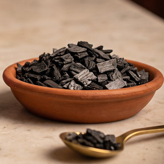 Styrax, reines Räucherharz von Berk, 60 ml im Korkglas: Nahaufnahme der Terracottaschale mit schwarzen Styraxstückchen auf der Marmortheke – Spirit of Gaia