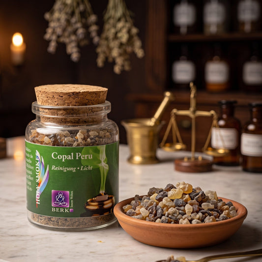 Copal Peru, reines Räucherharz von Berk, 60 ml im Korkglas: Korkglas auf der Marmortheke einer alten Apotheke am Abend, daneben eine Terracottaschale mit braunen und bernsteinfarbenen Copalstücken und ein Messinglöffel – Spirit of Gaia