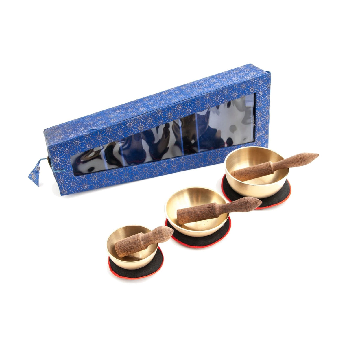 Klangschalen-3er-Set mit blauer Geschenkbox, drei Schalen, Unterlagen und Klangstäben, freigestellt auf weißem Grund