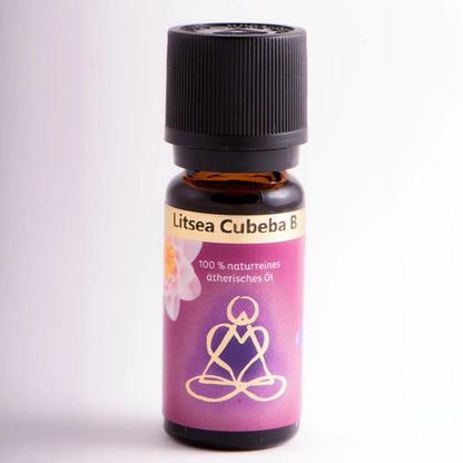 Ätherisches Öl Litsea Cubeba, Fläschchen aus Braunglas mit schwarzem Schraubdeckel, freigestellt auf Weiß