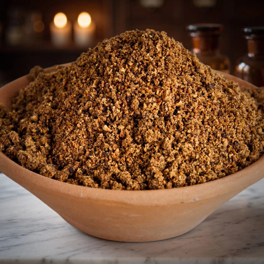 Wacholderbeeren, sortenreines Räucherwerk von Berk, 50 g: Nahaufnahme der Terracottaschale mit fein gemahlenen Wacholderbeeren vor der warmen, unscharfen Abendapotheke – Spirit of Gaia