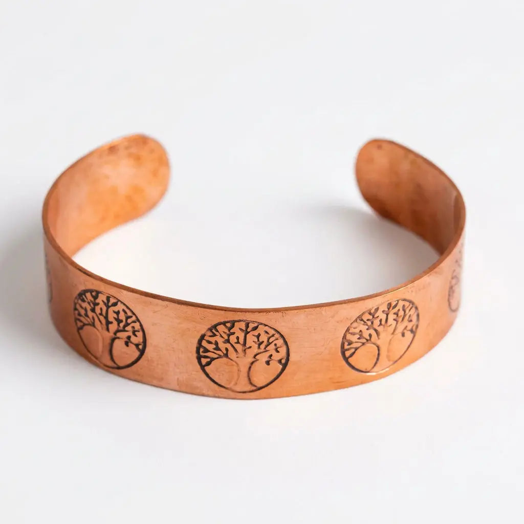 Kupferarmreif Yggdrasil Lebensbaum, gravierte Medaillons, Freisteller auf weißem Untergrund