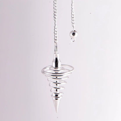 Spiralpendel aus versilbertem Messing, ca. 42 mm: hängend an der Kette vor hellem Grund