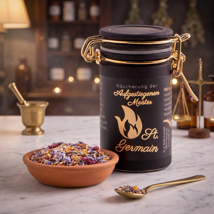 St. Germain, Räuchermischung der Reihe Aufgestiegene Meister von Berk, 60 ml im schwarzen Bügelglas: Glas auf der Marmortheke einer alten Apotheke am Abend, davor eine Terracottaschale mit der losen Mischung und ein Messinglöffel – Spirit of Gaia