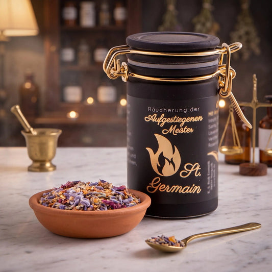 St. Germain, Räuchermischung der Reihe Aufgestiegene Meister von Berk, 60 ml im schwarzen Bügelglas: Glas auf der Marmortheke einer alten Apotheke am Abend, davor eine Terracottaschale mit der losen Mischung und ein Messinglöffel – Spirit of Gaia