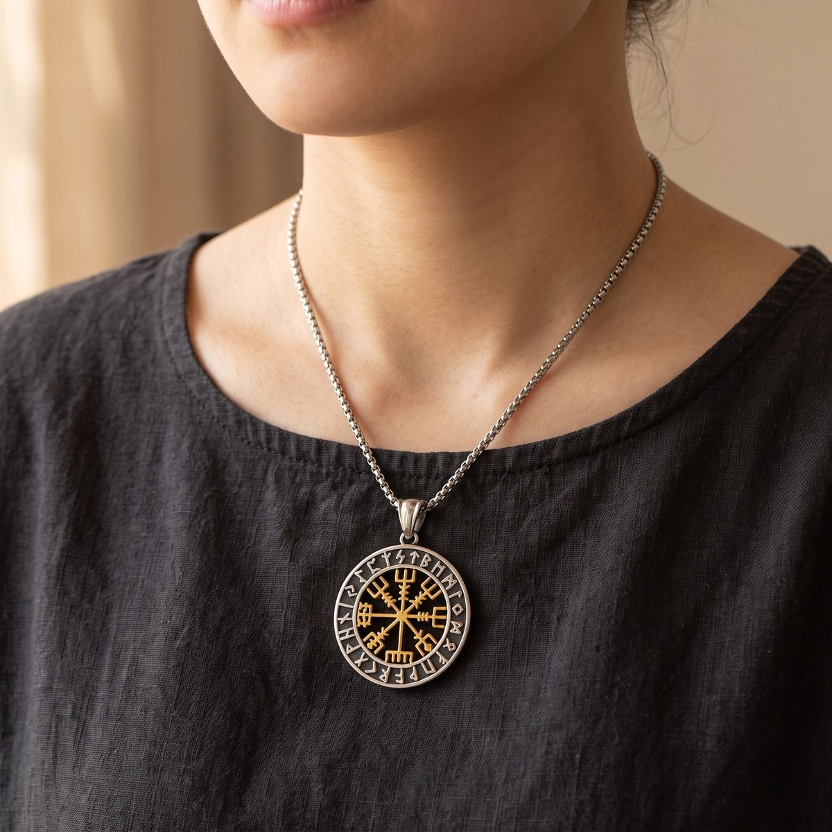 Vegvisir Anhänger an 60 cm Kette auf dem Brustbein, dunkles Leinenoberteil