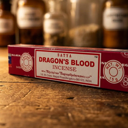 Satya Dragon's Blood Räucherstäbchen – Etikett-Nahaufnahme auf Holz