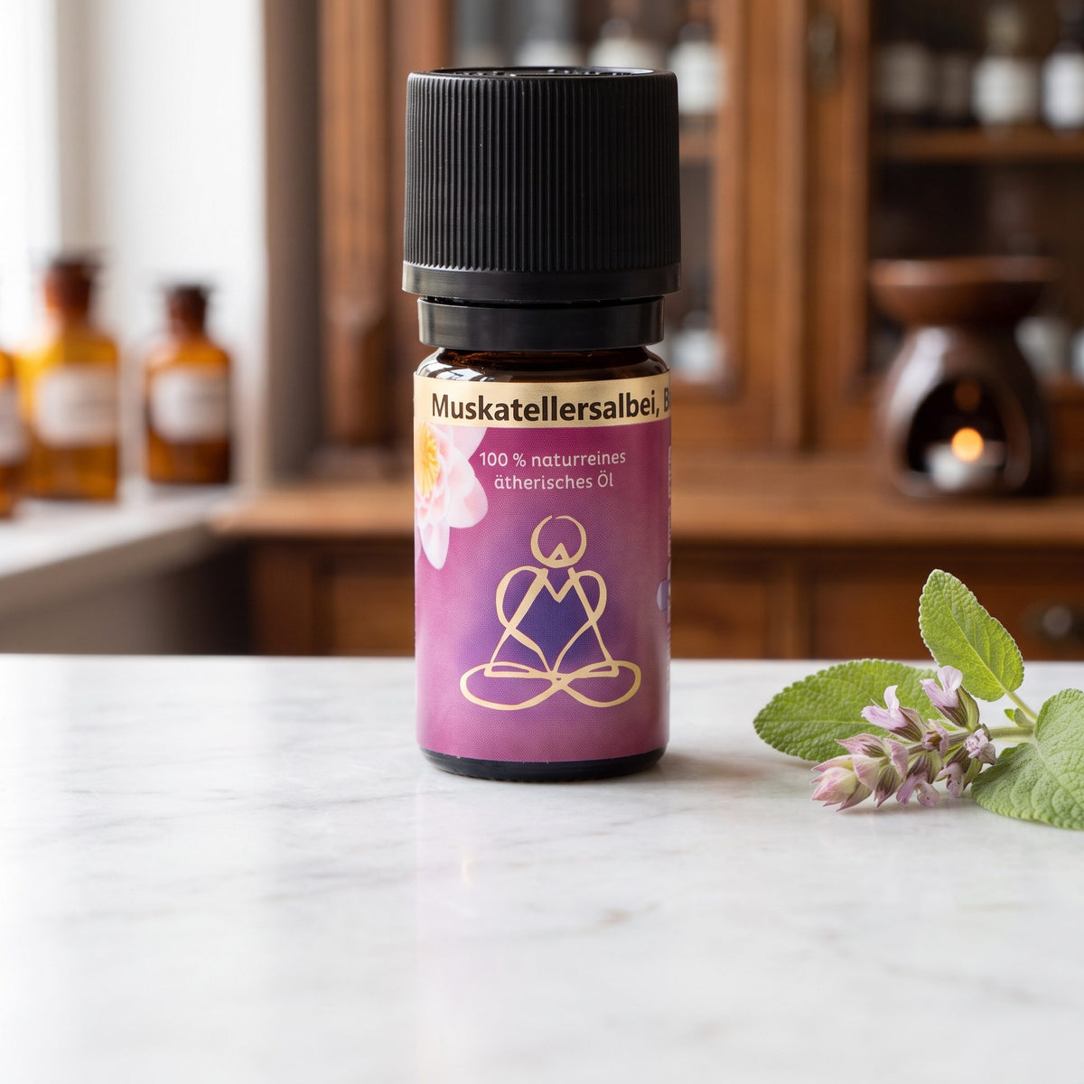 Ätherisches Öl Muskatellersalbei: Fläschchen aus Braunglas auf Marmortheke vor Apothekerschrank, daneben ein Muskatellersalbeizweig – Spirit of Gaia