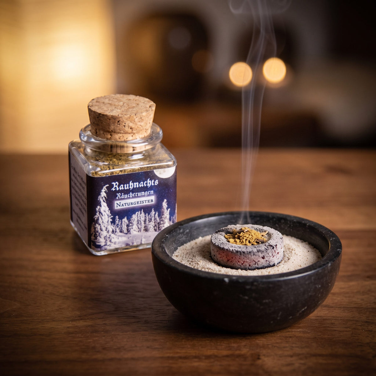 Naturgeister, Rauhnachts-Räucherung von Berk, 50 ml im Korkglas: eine Prise der Mischung glimmt auf der Räucherkohle, dahinter das Korkglas mit blauem Etikett, feiner Rauch steigt auf einer dunklen Holzplatte am Abend auf – Spirit of Gaia
