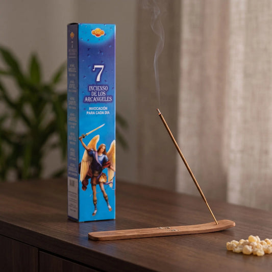 Räucherstäbchen 7 Erzengel: glimmendes Räucherstäbchen mit feinem Rauch im Holzhalter, dahinter die Packung, auf einem Sideboard am Abend