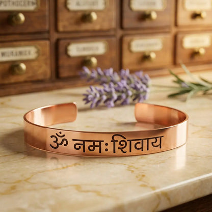 Kupferarmreif mit Om-Namah-Shivaya-Mantra-Gravur – Spirit of Gaia