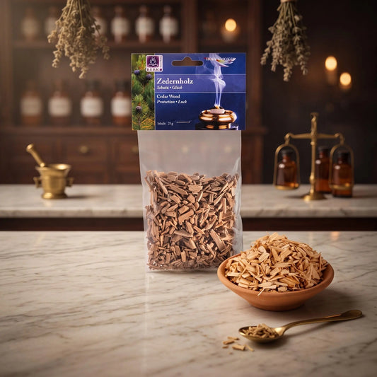 Zedernholz, sortenreines Räucherwerk von Berk, 25 g: Packung auf der Marmortheke einer alten Apotheke am Abend, daneben eine Terracottaschale mit Zedernholzspänen und ein Messinglöffel – Spirit of Gaia