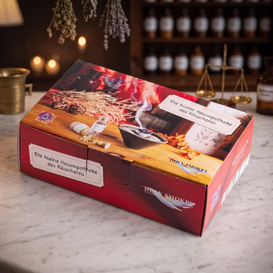 Die kleine Hausapotheke des Räucherns von Berk: die rote Geschenkbox auf der Marmortheke einer alten Apotheke am Abend – Spirit of Gaia