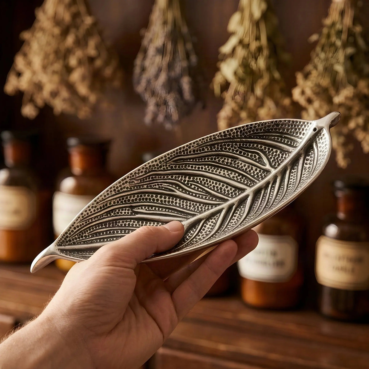 Räucherstäbchenhalter Blatt in der Hand gehalten – 25 cm lang, beide Enden ragen über die Hand hinaus