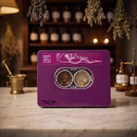Räucherharze Set von Berk: die violette Metallbox mit Sichtfenster auf der Marmortheke einer alten Apotheke am Abend – Spirit of Gaia