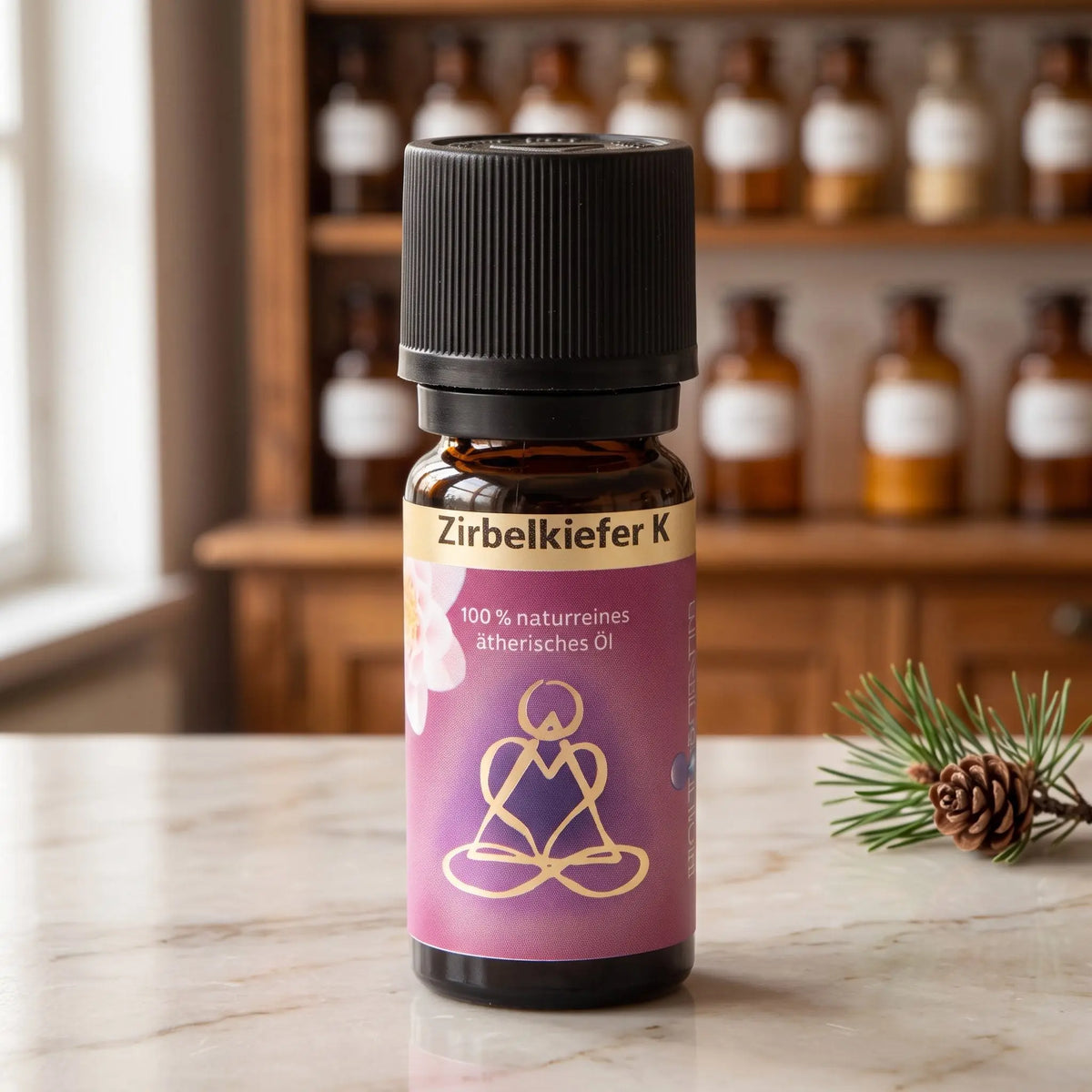 Ätherisches Öl Zirbelkiefer: Fläschchen aus Braunglas auf Marmortheke vor Apothekerschrank, daneben ein Zirbenzweig mit Zapfen – Spirit of Gaia