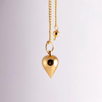 Klassisches Tropfenpendel aus vergoldetem Messing, 2,4 cm, mit Kette: hängend an der Kette vor hellem Grund