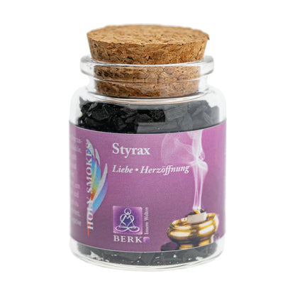 Styrax, reines Räucherharz von Berk, 60 ml im Korkglas: Korkglas mit rosafarbenem Etikett, freigestellt auf Weiß