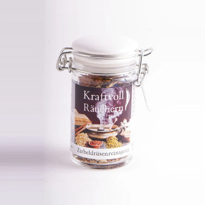 Zirbeldrüsenreinigung, Räuchermischung der Reihe Kraftvoll Räuchern von Berk, 60 ml im Bügelglas: Bügelglas mit weißem Deckel und Etikett vor hellem Grund