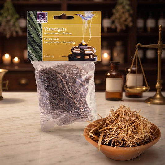 Vetivergras (Wurzel), sortenreines Räucherwerk von Berk, 10 g: Packung auf der Marmortheke einer alten Apotheke am Abend, daneben eine Terracottaschale mit feinen Vetiverwurzeln – Spirit of Gaia