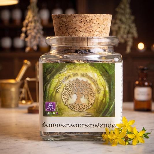 Sommersonnenwende – Litha, Jahreskreisfeste-Räuchermischung von Berk, 50 ml im Korkglas: Korkglas auf der Marmortheke einer alten Apotheke am Abend, daneben ein Zweig blühendes Johanniskraut – Spirit of Gaia