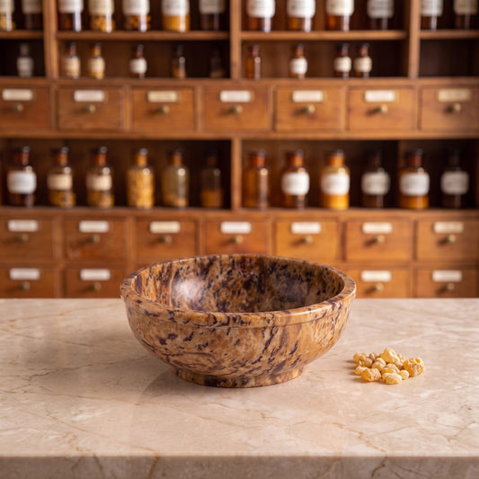Specksteinschale auf einer Marmortheke vor einem Apothekerschrank – Spirit of Gaia