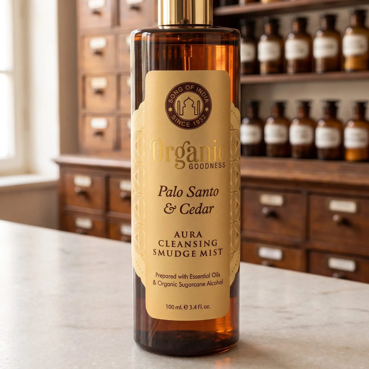 Etikett des Aura Reinigungssprays Palo Santo und Zeder aus der Nähe: Siegel Song of India, Organic Goodness und Aura Cleansing Smudge Mist