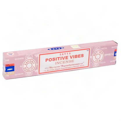 Satya Positive Vibes Räucherstäbchen, 15-g-Packung, freigestellt auf Weiß