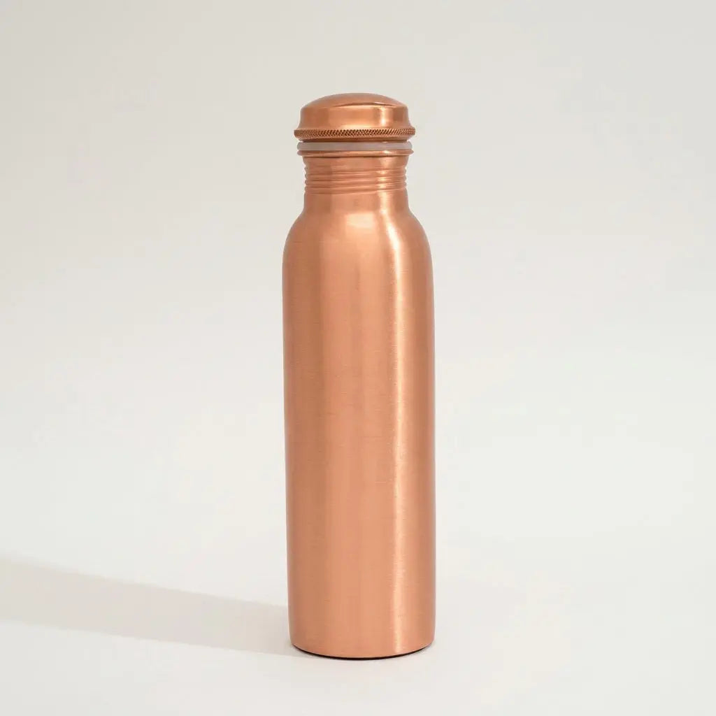 Kupfer-Trinkflasche Ayurveda glatt freigestellt auf hellem Hintergrund mit weichem Schatten